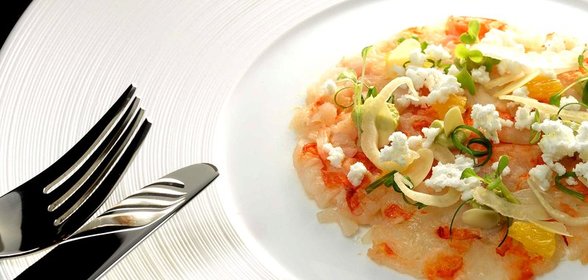 Карпаччо из креветок с мороженым из йогурта