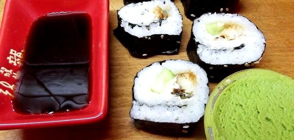 Классические роллы с лососем