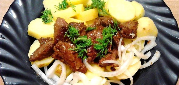 Вареный картофель со свиной печенью и луком