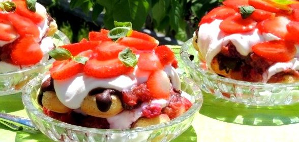 Тирамису из ревеня, клубники и шоколада