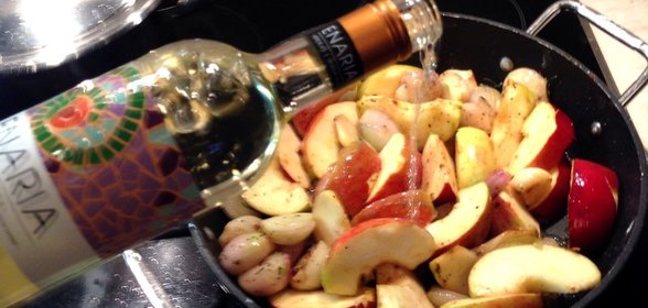 Кролик с яблоками, тушеный в вине