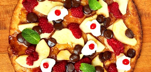 Сладкая пицца с грушей в карамели малиной и крем сыром