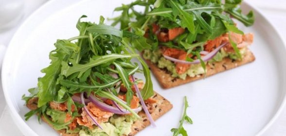 Крекеры с рукколой и копченым лососем