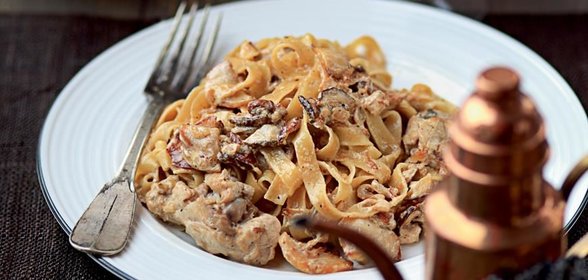 Феттучине с рагу из цесарки и белых грибов