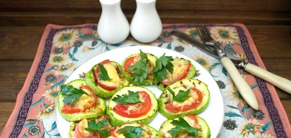 Кабачки в духовке с помидорами и сыром