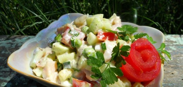 Салат с копченой курицей и свежим зеленым горошком