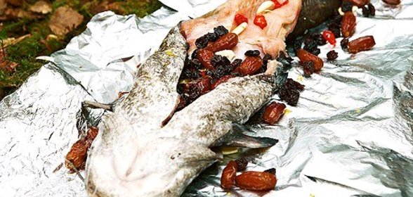 Сом с финиками и изюмом на углях