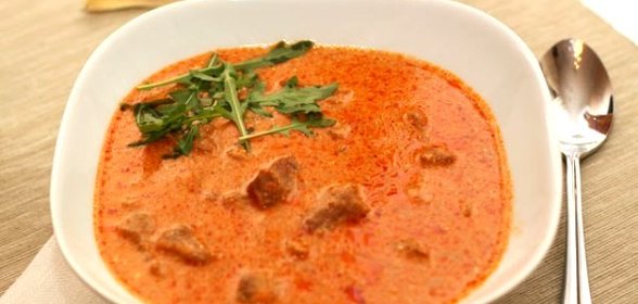 Гуляш из свинины с помидорами