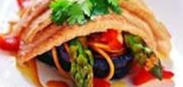 Филе морского языка с тушеными овощами и спагетти
