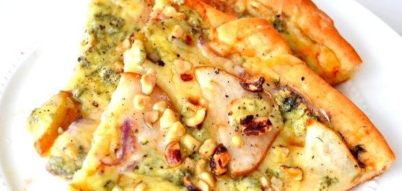 Пицца с грушами и острой копченой ветчиной