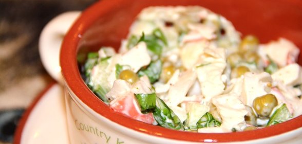 Салат с крабовыми палочками, огурцом и зеленым горошком
