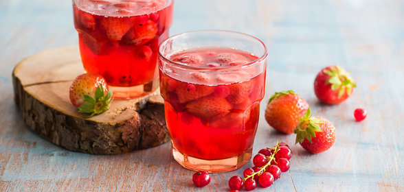 Клубничный компот с красной смородиной