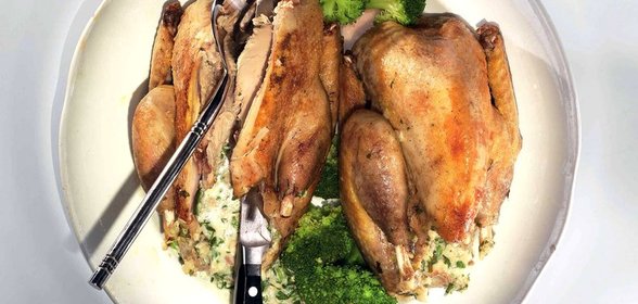 Цесарка, фаршированная творожным сыром и ветчиной