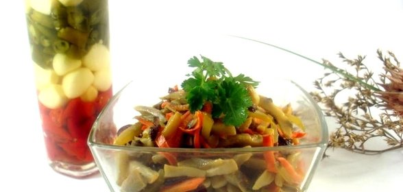 Салат из шампиньонов с белым вином