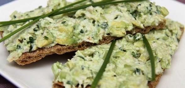 Паста из авокадо, сыра филадельфия и курицы