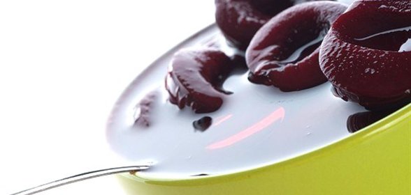 Сливовый компот с корицей