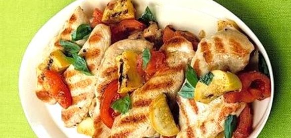 Куриные котлеты со сквошем и помидорами