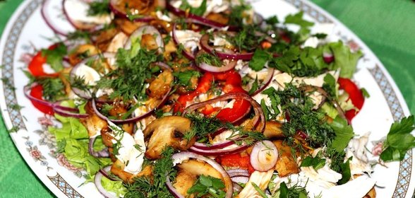 Простой салат с шампиньонами жареными