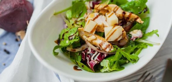 Салат с курицей-гриль, виноградом и козьим сыром под медовым соусом с бальзамиком