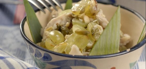 Куриный салат с виноградом и фундуком