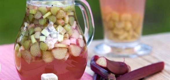 Компот из ревеня и яблок на сахарине