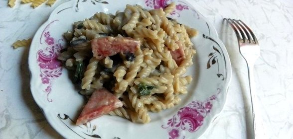 Макароны с грибами и колбасой