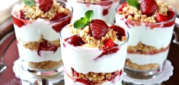 Клубника с мятой и сливками