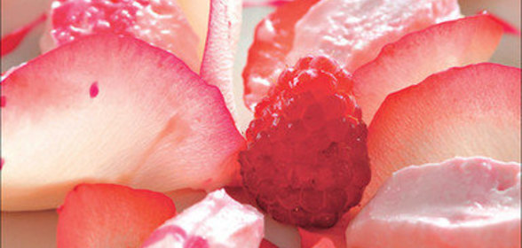 Малина со взбитым творогом и розовой водой