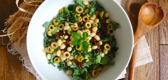 Салат с капустой кале и белой фасолью