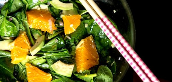 Азиатский салат с апельсином, шпинатом и авокадо