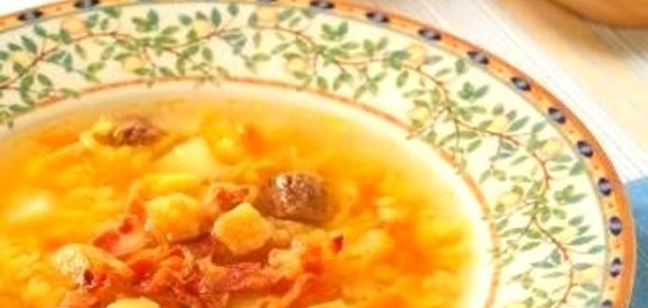 Гороховый суп с беконом и гренками