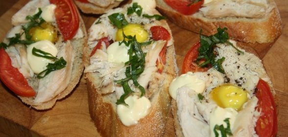 Бутерброды для завтрака с куриным филе, помидорами и перепелиными яйцами