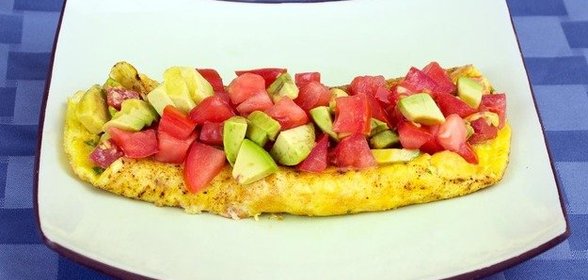 Омлет с авокадо и томатами