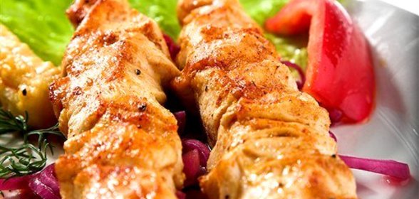 Свиные шашлыки в специях с чесночным соусом