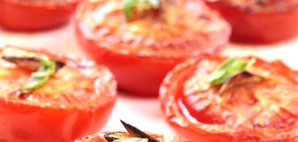 Помидоры на гриле с чесноком, орегано и пекорино-романо