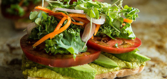 Вегетарианский тост с авокадо и томатами