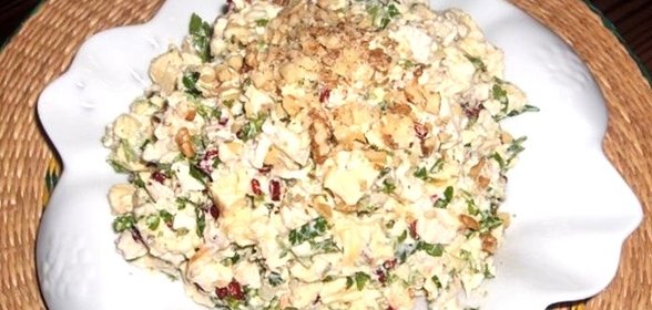 Салат с омлетом и ветчиной