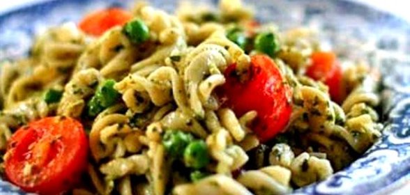 Салат из пасты с соусом песто