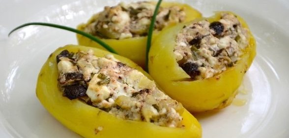 Картофель, фаршированный сыром фета и оливками