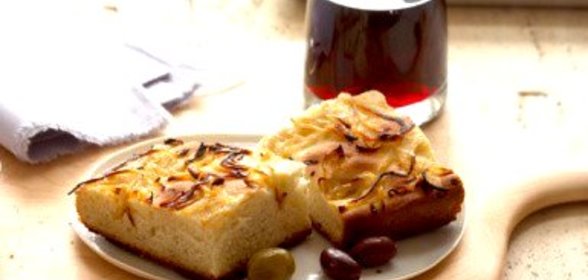 Луковая фокачча с оливками и красным вином