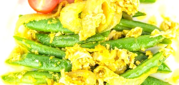 Стручковая фасоль с яйцом и помидорами
