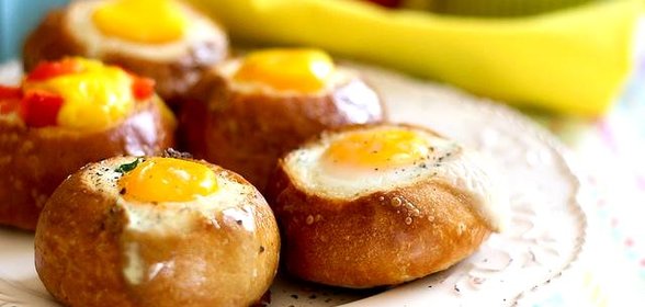 Булочки на завтрак с яйцом и начинкой