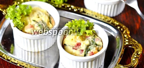 Порционный омлет с тархуном, горошком и колбасой