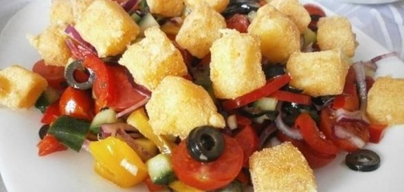 Греческий салат с жареным сыром