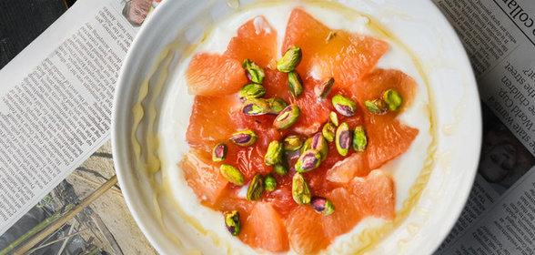 Салат с грейпфрутом, фисташками и сиропом агавы