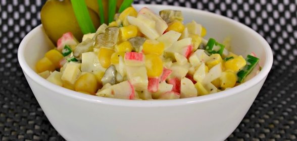 Крабовый салат без риса с маринованными огурцами