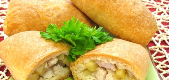 Слоеные пирожки с курицей и картофелем