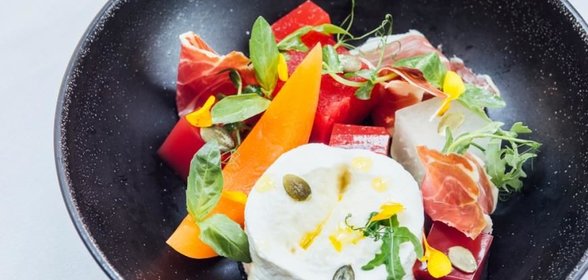 Пармская ветчина с творожным муссом, арбузным желе, дыней и тайским сиропом