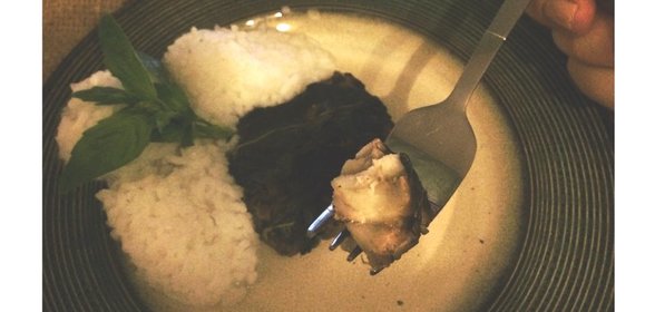 Филе рыбы на пару с прованскими травами, обернутое в листья базилика