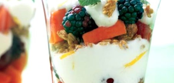 Парфе из папайи, ягод и йогурта